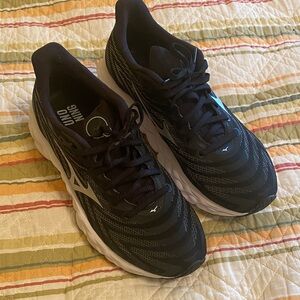 Mizuno Wave Black and White Athletic Shoes. 8.5 ladies